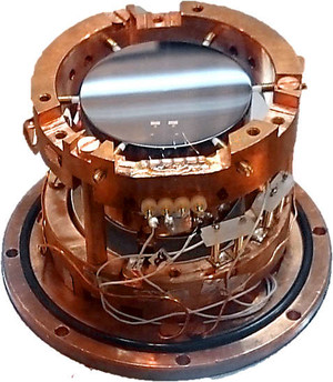 Fertig montiertes COSINUS Detektormodul. Zu sehen ist die Obserseite des Lichtdetektors welcher von Schrauben im Kupferhalter gehalten wird.