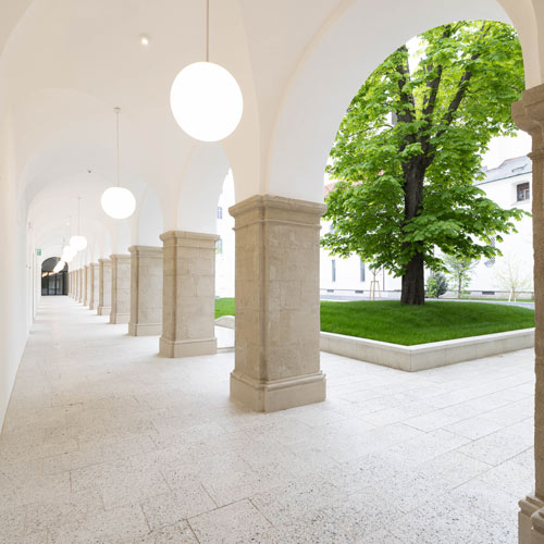 Der einst vermauerte Arkadengang des 1630 errichteten Gebäudeensembles ist wieder geöffnet und bietet Zugang zu Bibliothek und Seminarräumen. © Daniel Hinterramskogler/ÖAW