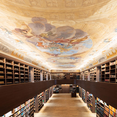 Prunkstück des Campus Akademie ist die revitalisierte Bibliothek mit ihrem barocken Deckenfresko von Anton Hertzog (1692–1740). © Daniel Hinterramskogler/ÖAW