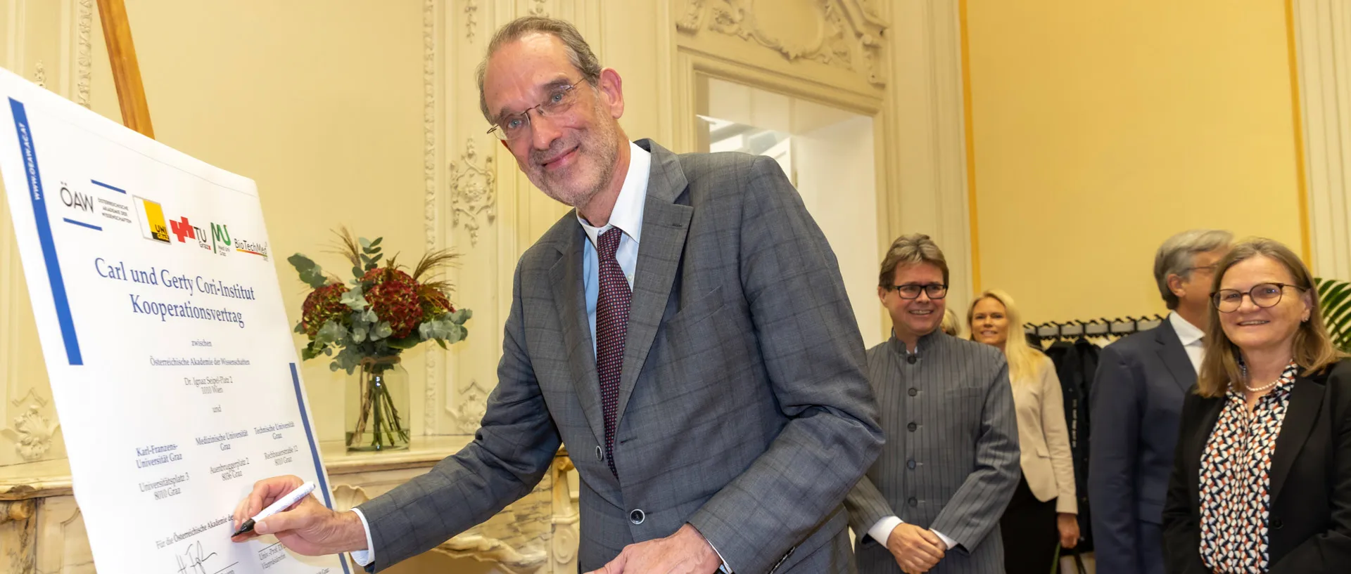 ÖAW-Präsident Heinz Faßmann unterzeichnet ein Poster zur Gründung des Cori-Instituts.