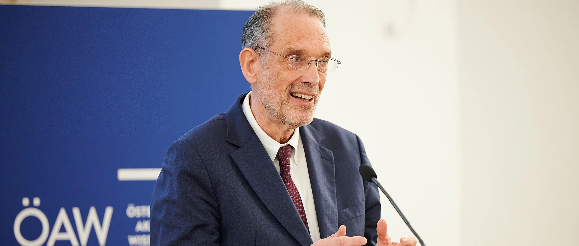 ÖAW-Präsident Heinz Faßmann steht am Podium und erklärt Ergebnisse des Wissenschaftsbarometers