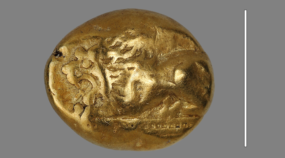 Vorderseite einer Elektronmünze (Trite) mit einem kauernden Löwen mit ›Stirnwar-ze‹ (Foto: ÖAW-ÖAI/N. Gail)