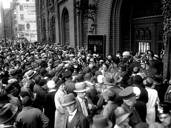 Massenandrang bei der Berliner Sparkasse nach Schließung der Banken, 13. Juli 1931 © Dt. Bundesarchiv, Bild 102-12023 / Georg Pahl 