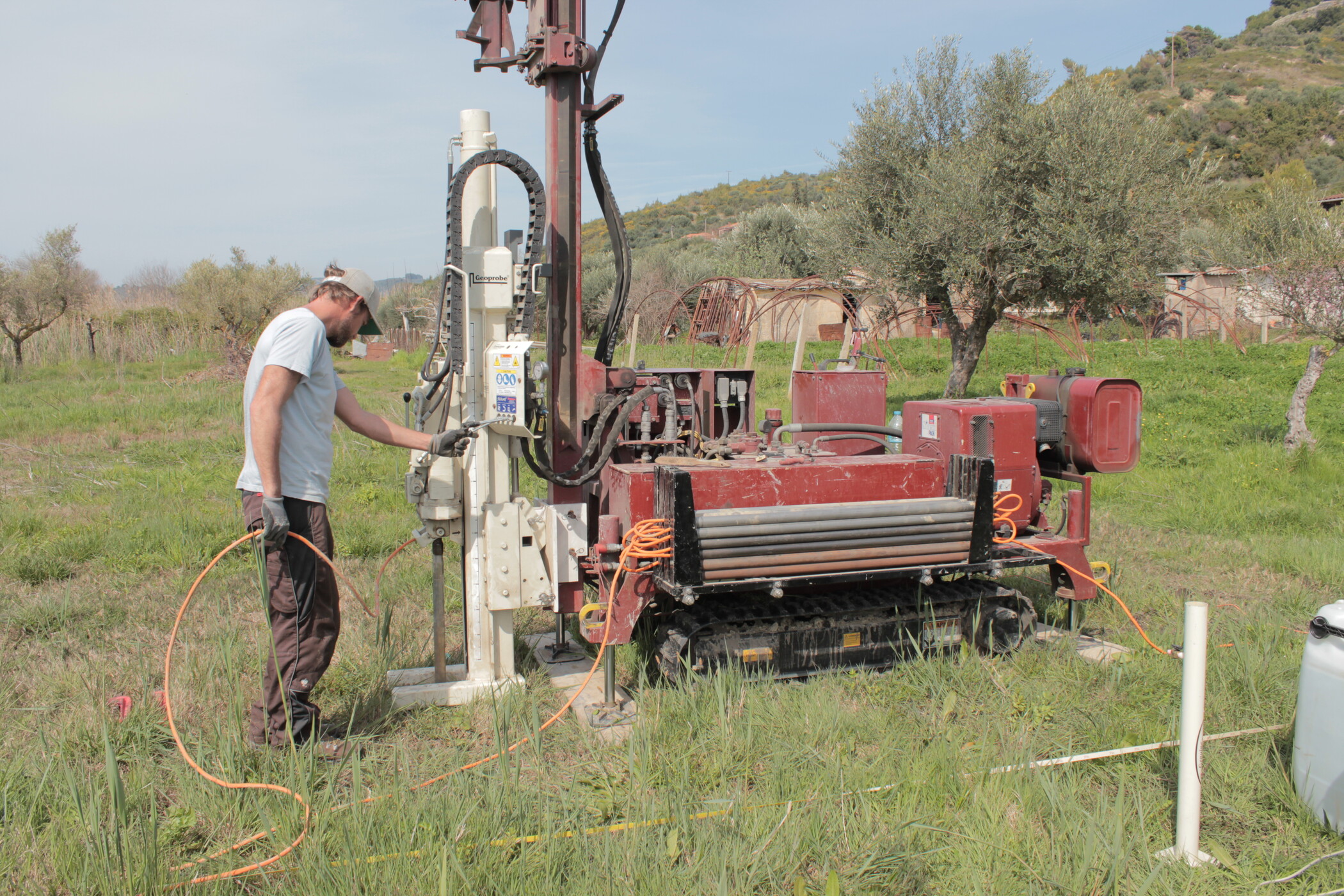 Geoarchaeological drilling in the plain in front of Kleidi (photo ÖAW-ÖAI, B. Eder) 