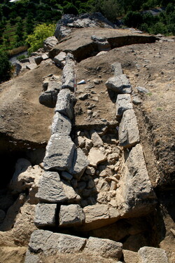 Ephesos, Nordzug und Nordostbastion der spätklassischen Stadtmauer von Westen. Grabung 2009 (Foto: ÖAW-ÖAI/J. Ulrich).