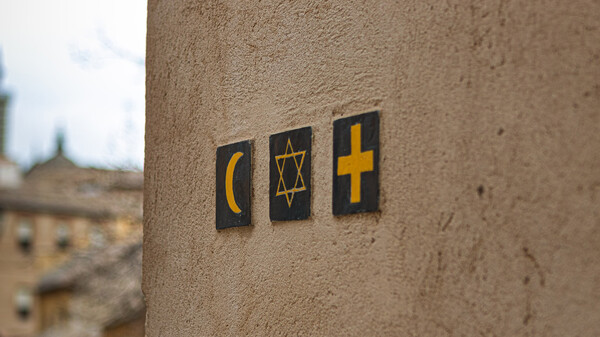 Die Zeichen von Islam, Judentum und Christentum an einer Hauswand