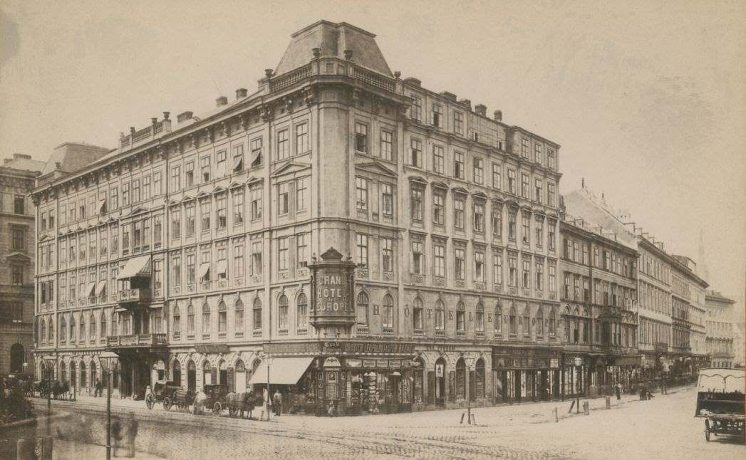 Fotografie eines sehr großen Eckgebäudes