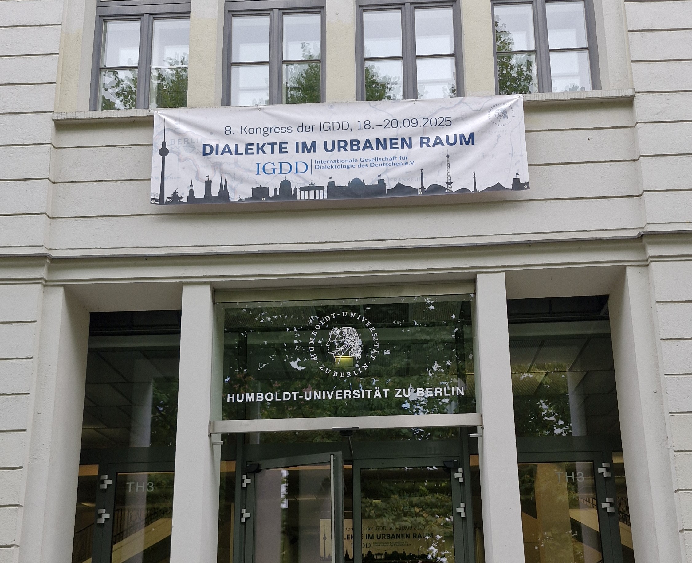 Der Eingang der Humboldt-Universität zu Berlin mit einem Banner, das die Konferenzgäste begrüßt.
