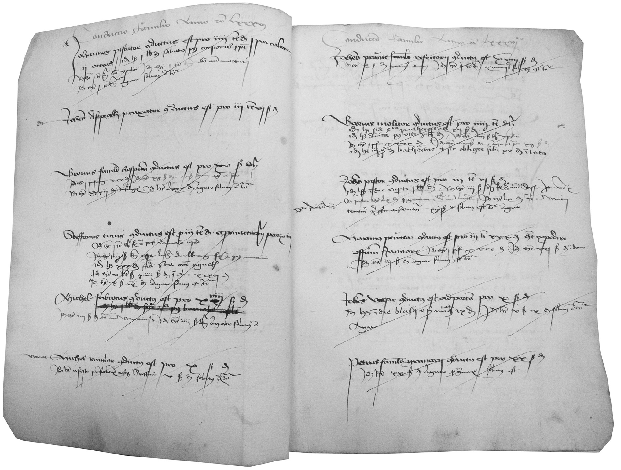 Das geöffnete Rechnungsbuch zeigt sehr kunstvolle Handschrift, das meiste davon durchgestrichen.
