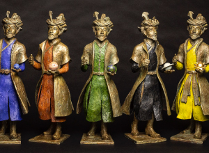 Statuen Humayuns, gekleidet in den Farben der Planeten, von Jill Watson, 2021 (Bronze, Ölfarben, Höhe 47cm), Foto: Keith Hunter. © Aga Khan Trust for Culture