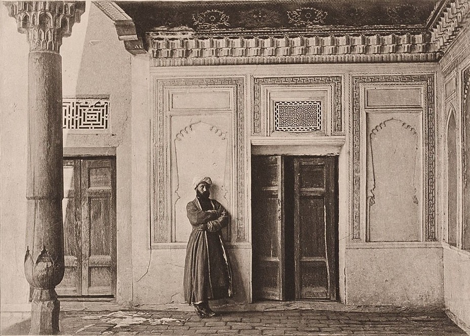 "Le vestibule d'un riche marchand de Tachkent", aus dem Buch "A travers le Turkestan Russe" von Dujardin - 1902 - Museum für Kunst und Gewerbe Hamburg, Germany - CC0.