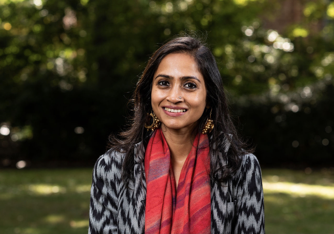 Ein Porträt von Radhika Govindrajan fotografiert von Tara Brown