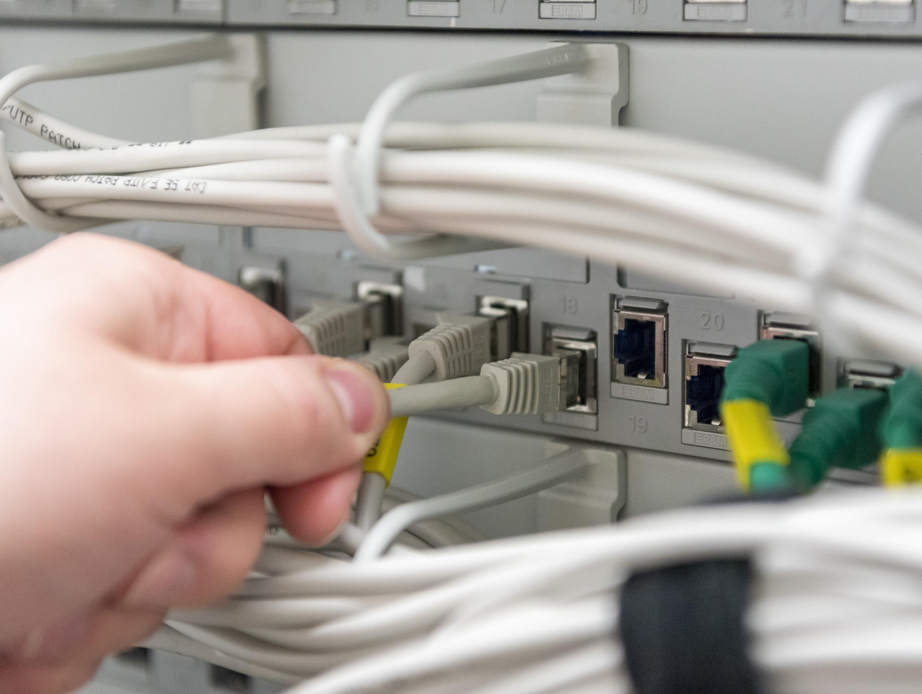 Anschließen einer Netzwerkleitung im Serverraum (c) Parlamentsdirektion/Michael Buchner