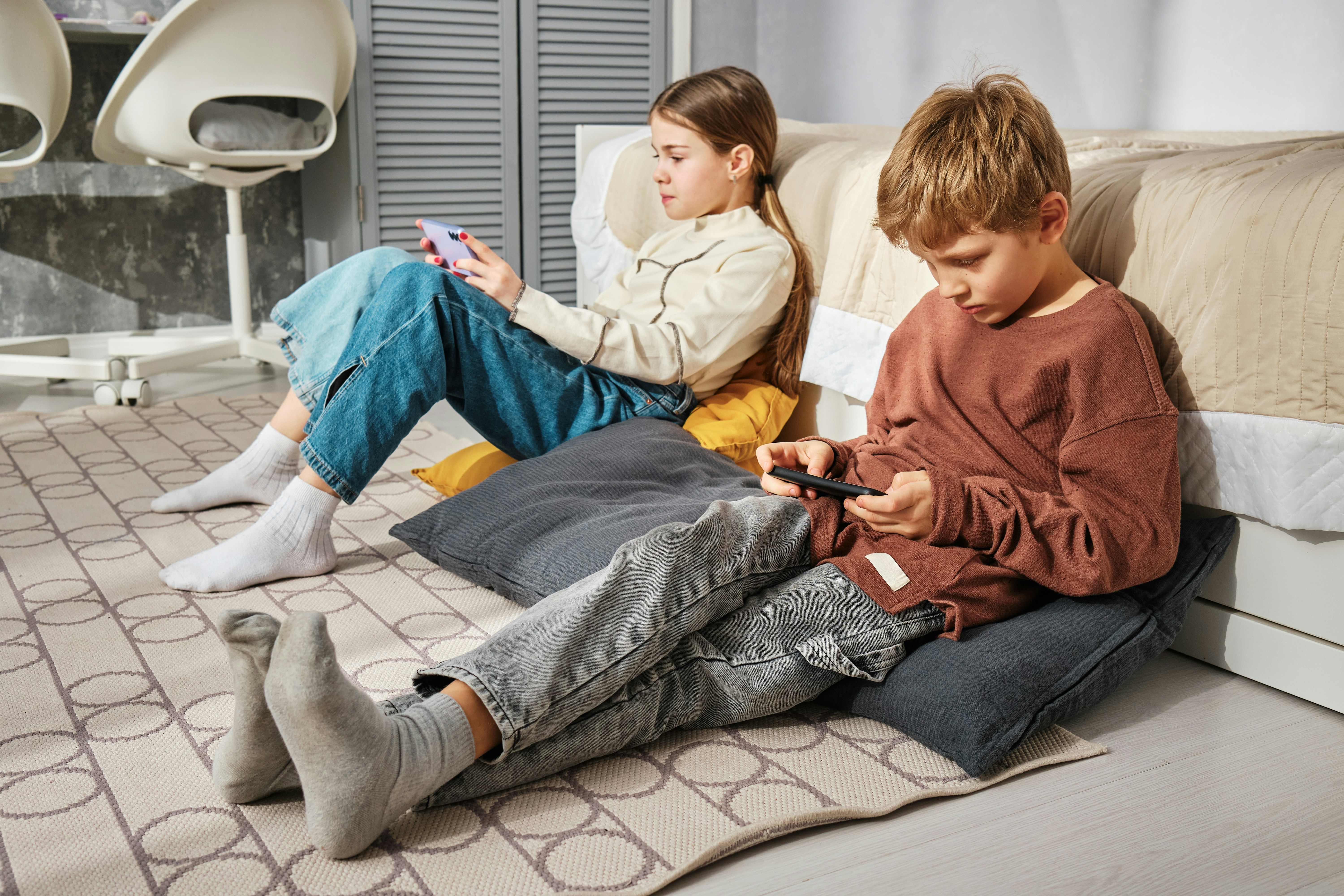 Zwei Kinder mit Smartphone (Andrej Lisakov, unsplash.com)