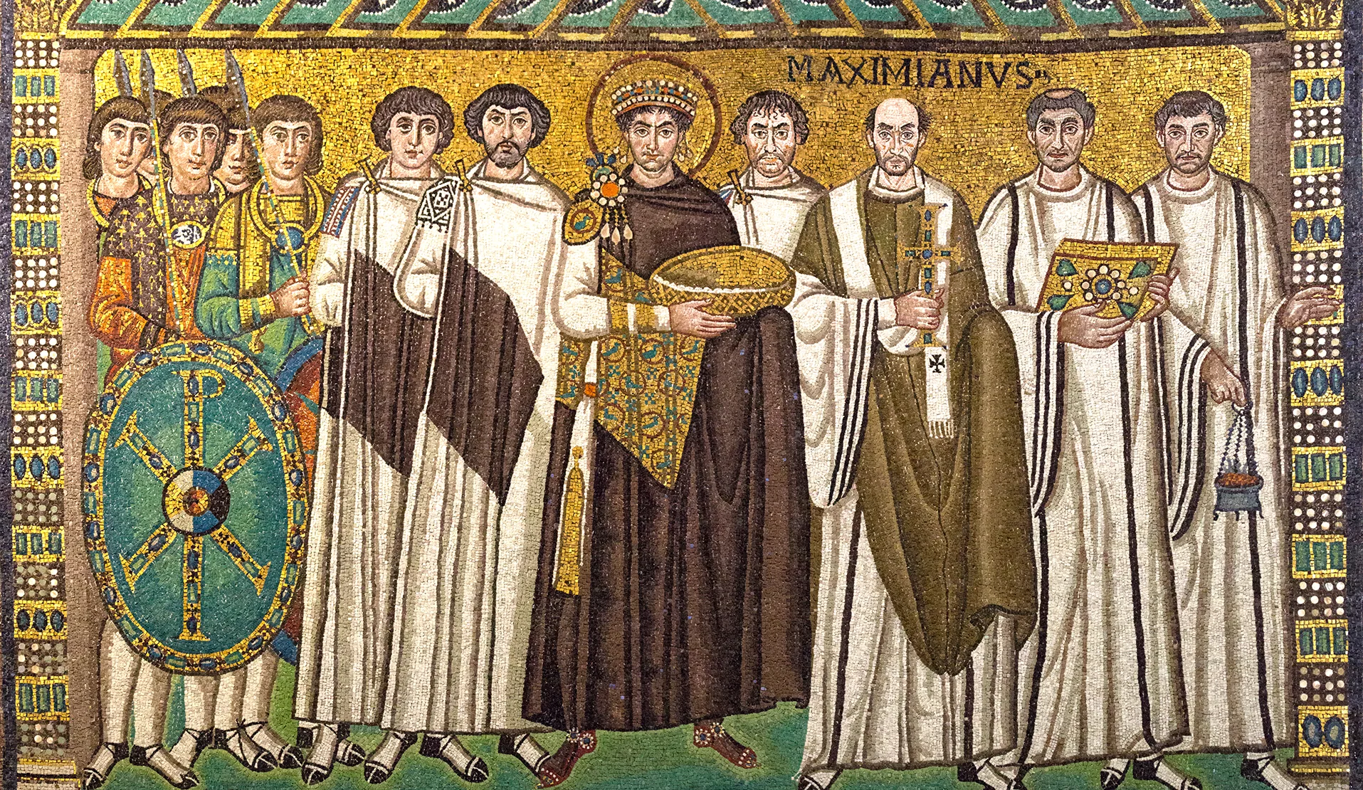 Mittelalterliches Mosaik, das in vielen Goldfarben eine Gruppe von Männern rund um Kaiser Justinian zeigt