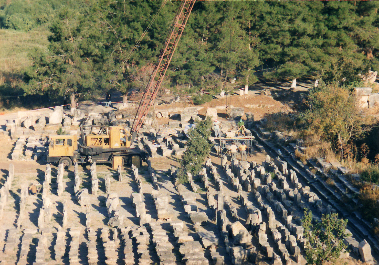 Ephesos, Auslegeplatz der dislozierten Architekturbauteile der Scaenae frons (Foto: ÖAW-ÖAI/S. Karwiese)