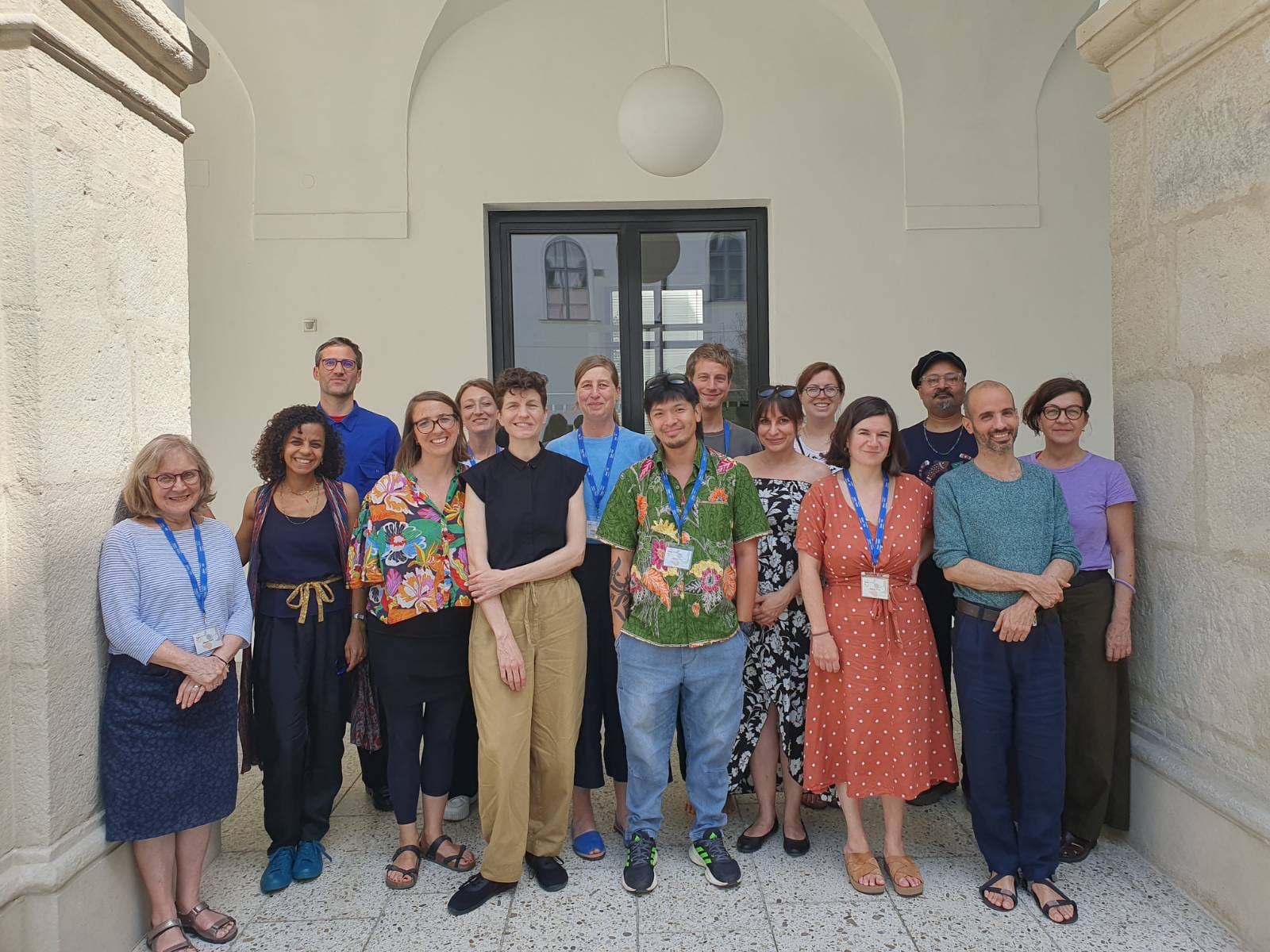 Gruppierung der 14 Teilnehmer:innen des Advanced Seminars im Campus der Akademie der Wissenschaften in Wien
