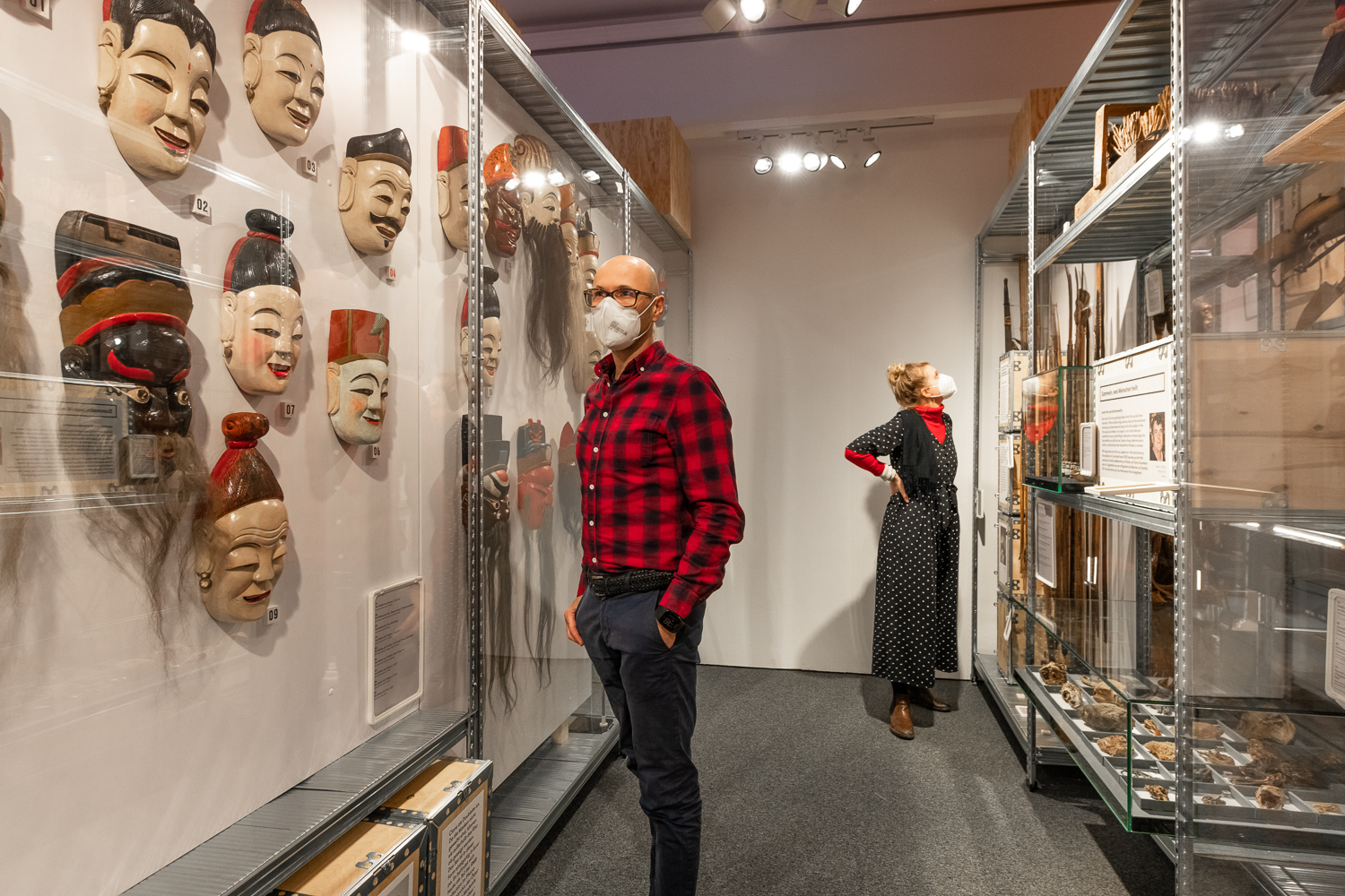 Blick in die aktuelle Ausstellung „Sehnsucht Ferne“ auf der Schallaburg.