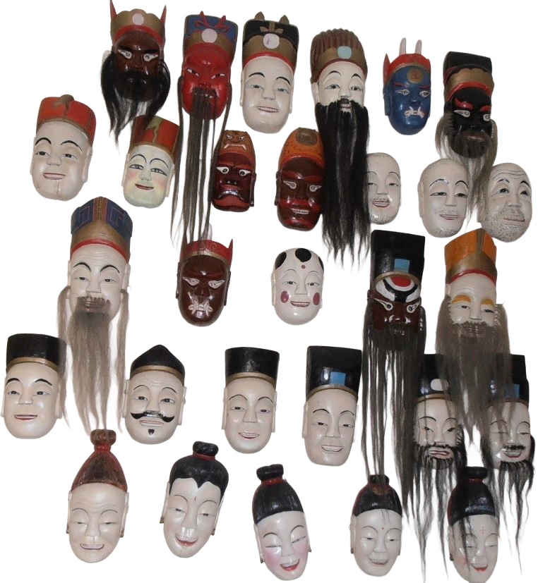 Das Foto zeigt einen Satz der chinesischen Holzmasken für die Nuo-Oper.