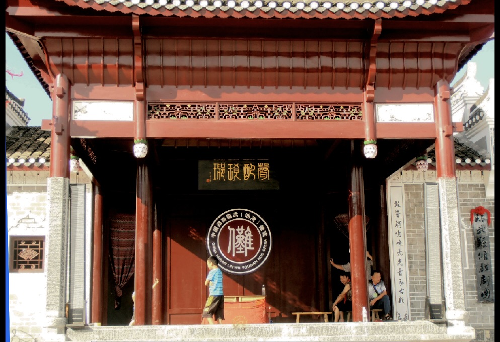 Das Foto zeigt eine chinesische Theaterbühne für die Aufführung der Nuo-Oper in der Kreisstadt Linwu.