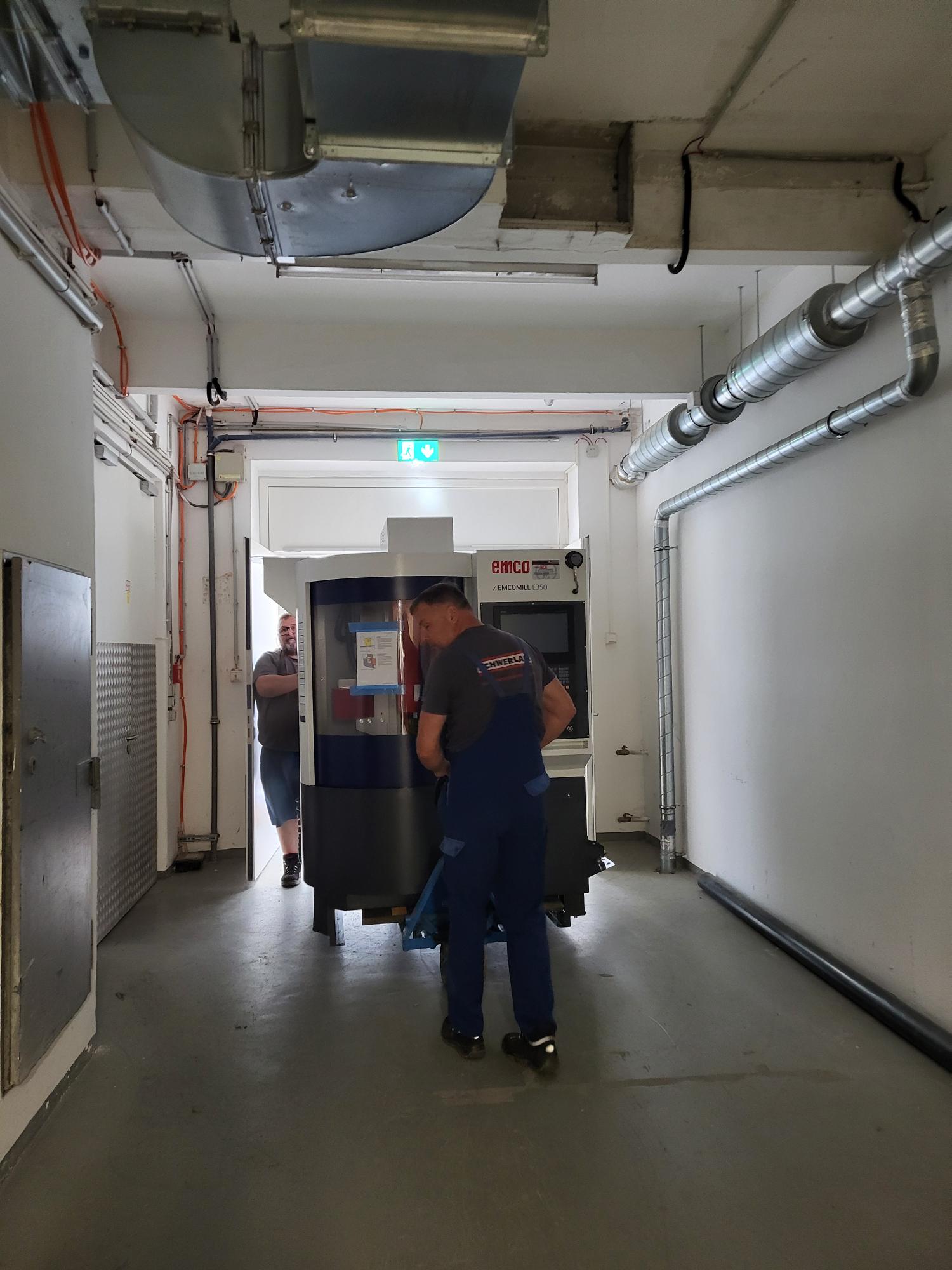 dann geht es durch den Gang in Richtung Werkstatt..