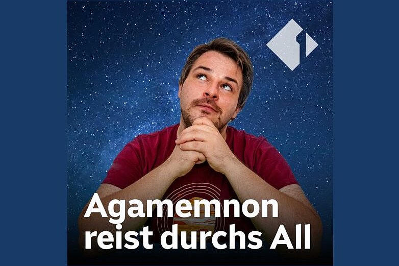 Podcast-Cover „Agamemnon reist durchs All“. Ein nachdenklicher Mann vor einem Sternenhimmel-Hintergrund mit dem ORF-1-Logo oben rechts.
