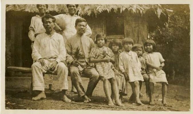 Samuel Américo dos Santos mit seiner Familie; Quelle: Privatarchiv (s. Link zum genannten Projektbericht) © Samuel Américo dos Santos mit seiner Familie; das Bild zeigt neun Personen, darunter Männer, Frauen und Kinder, teilweise auf einer Bank sitzend bzw. hinter ihr stehend. Quelle: Privatarchiv (s. Link zum genannten Projektbericht)