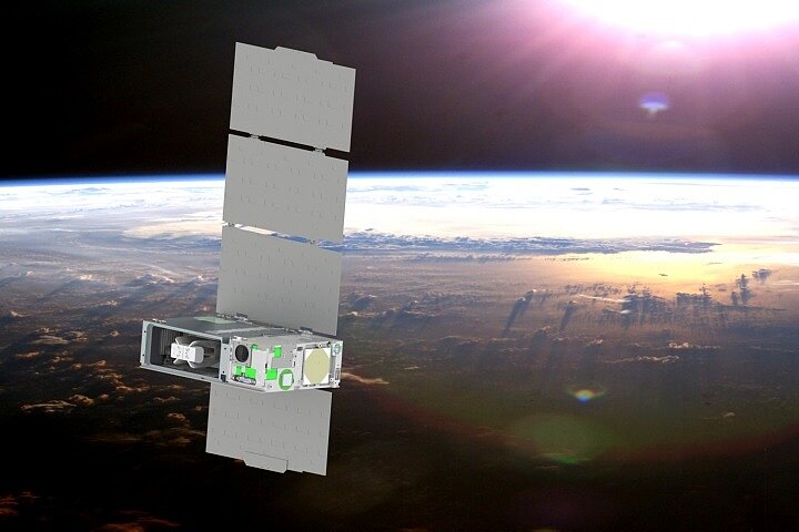 Das Bild zeigt den CubeSat „CUTE“, der vor dem Hintergrund eines Sonnenuntergangs die Erde umkreist.