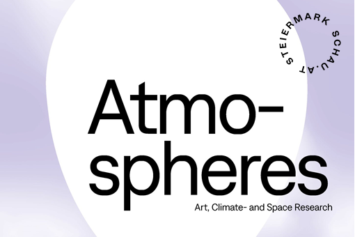 Ausstellungs-Grafik „Atmospheres – Art, Climate and Space Research“ der STEIERMARK SCHAU. Großer, asymmetrischer weißer Kreis auf fliederfarbenem Hintergrund mit schwarzem Titeltext.
