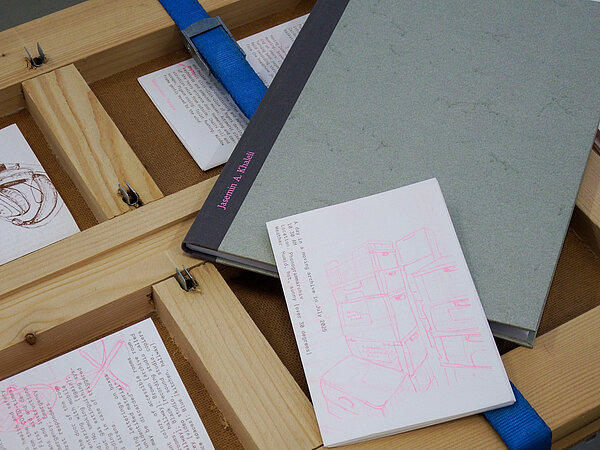 Detailansichten der Installation an der Akademie der bildenden Künste, Bildhauereiateliers, bestehend aus Texten, Riso-Drucken, keramischen Abgüssen von Konservendosen und Archiv-Fundstücken © Jasemin Khaleli