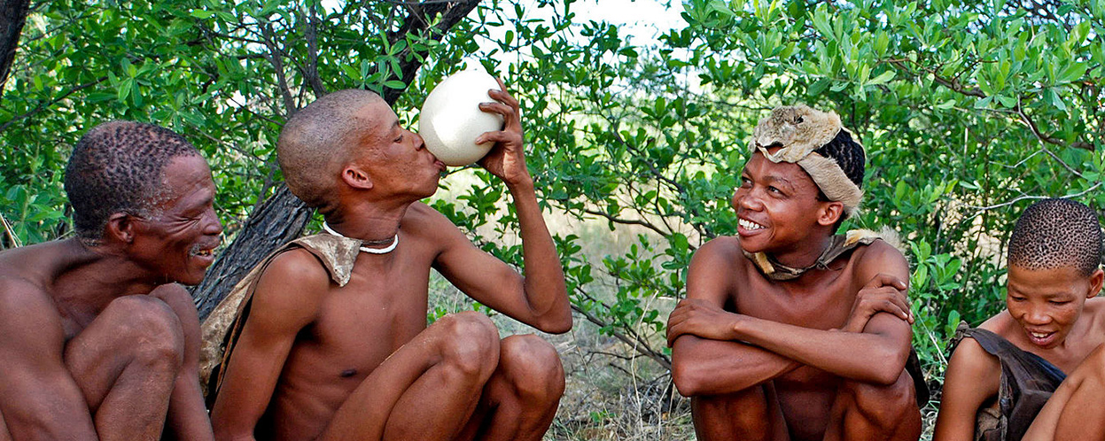 [Translate to English:] Eine San-Gemeinschaft aus dem südlichen Afrika. Bild: Wikimedia/CC