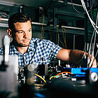 Erstautor Matthias Fink im Quantenlabor am Institut für Quantenoptik und Quanteninformation der Österreichischen Akademie der Wissenschaften © ÖAW/Klaus Pichler