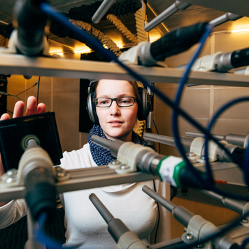 Eine Wissenschaftlerin bei einem Experiment am Institut für Schallforschung der Österreichischen Akademie der Wissenschaften © Klaus Pichler / ÖAW