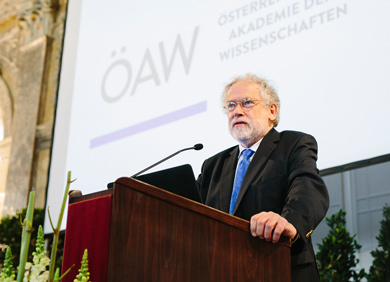 ÖAW Präsident Anton Zeilinger bei der Dekretübergabe an die neuen Mitglieder © ÖAW/ Niko Havranek