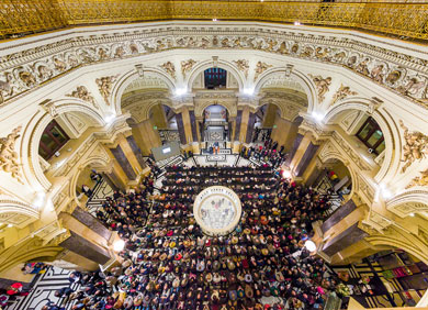 [Translate to English:] 700 Gäste feierten die Eröffnung von „Wie alles begann“. © NHM Wien/APA-Fotoservice/Schedl