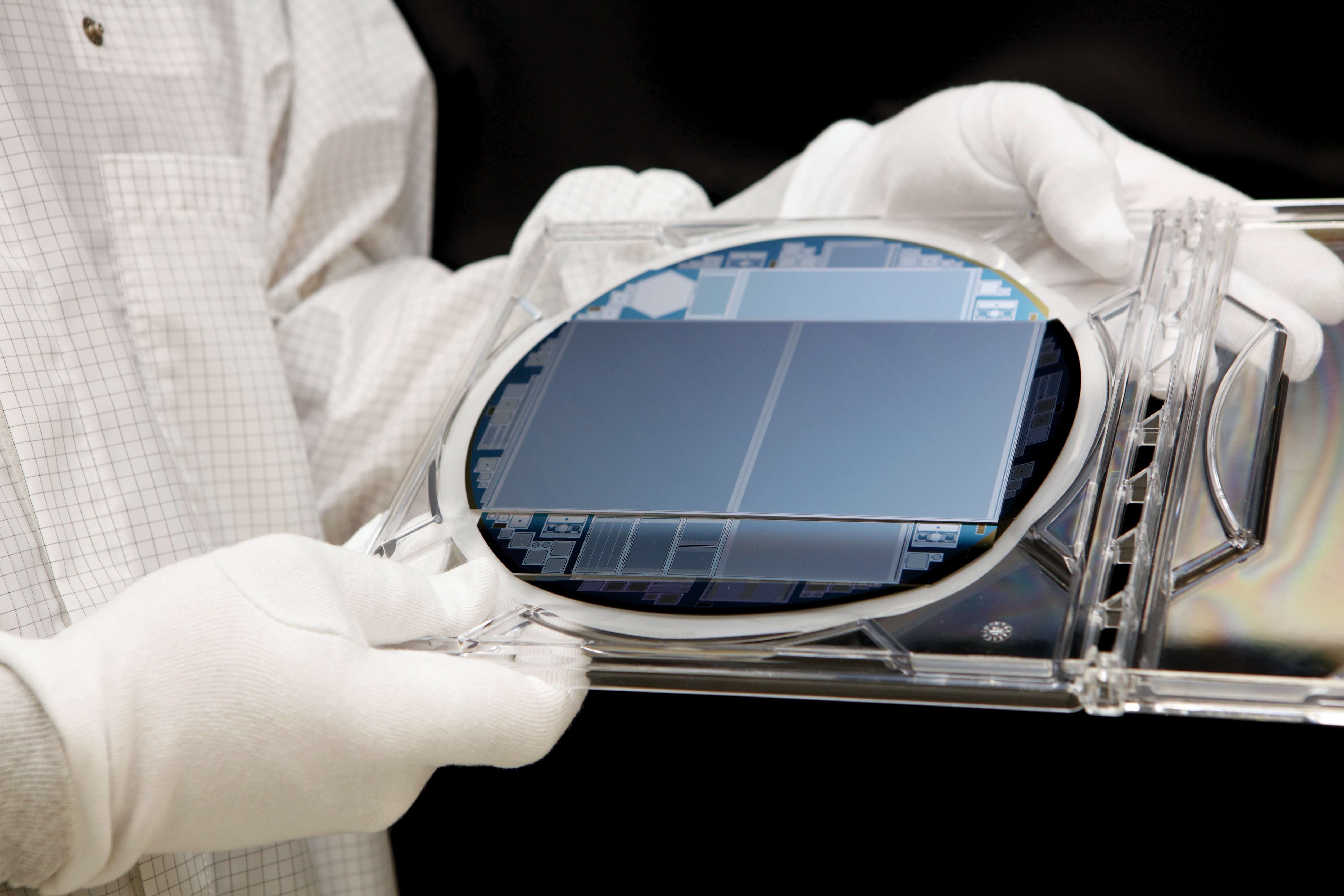 Siliziumscheibe mit Detektoren für Elementarteilchen ©HEPHY, Gregor Schweinester Siliziumscheibe mit Detektoren für Elementarteilchen ©HEPHY, Gregor Schweinester