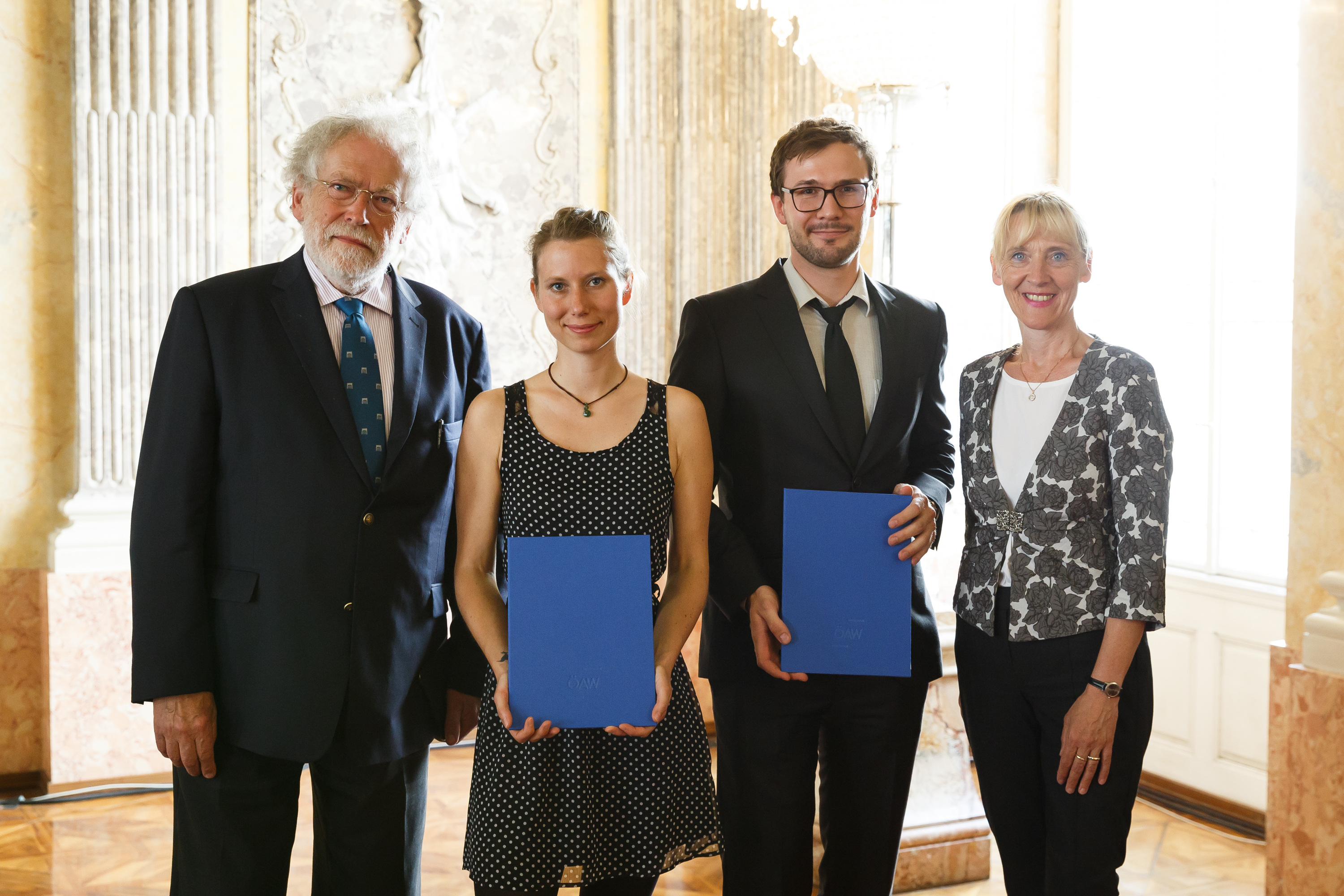 ÖAW-Präsident Anton Zeilinger und Sektionschefin Barbara Weitgruber vom BMWFW mit den Stipendiat/innen Julia Dorothea Freudenblum, Universität Innsbruck, und Benedikt Hartl, TU Wien. © ÖAW/Elia Zilberberg ÖAW-Präsident Anton Zeilinger und Sektionschefin Barbara Weitgruber vom BMWFW mit den Stipendiat/innen Julia Dorothea Freudenblum, Universität Innsbruck, und Benedikt Hartl, TU Wien. © ÖAW/Elia Zilberberg