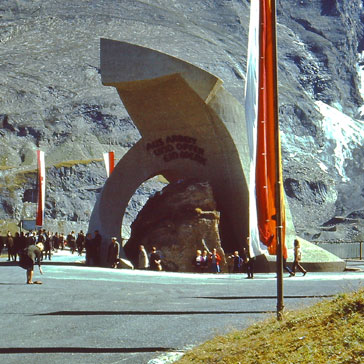 Denkmal beim Kraftwerk Kaprun. © Wikimedia/Public Domain