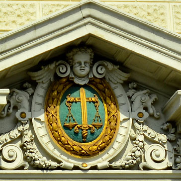 Jusitzpalastfenster. Bild: fotoalfred, Wikimedia/CC