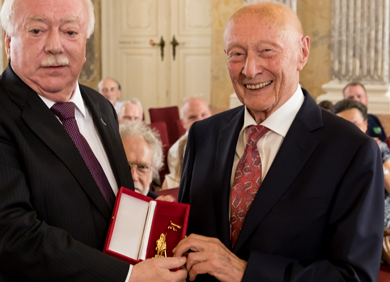 Auszeichnung mit dem „Goldenen Rathausmann“. Bürgermeister Michael Häupl und Friedrich Ehrendorfer © KIÖS, ÖAW