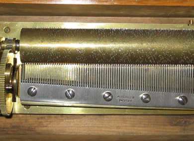 Spielwerk von A. Olbrich in Wien mit 4 Melodien in seiner originalen Kassette. © ÖAW