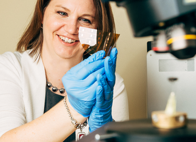 ÖAW-Forscherin Megan Cordill mit dem „Confocal Laser Scanning Microscope“ © ÖAW/Klaus Pichler