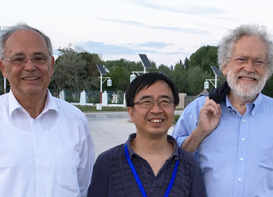 Pan Jianwei mit seinem Doktorvater Anton Zeilinger und Rektor Heinz W. Engl 2016 kurz vor dem Start des Quantensatelliten in China. © Universität Wien