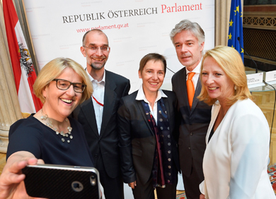 [Translate to English:] V.l.n.r.: Nationalratsabgeordnete Ruperta Lichtenecker, Michael Nentwich vom Institut für Technikfolgenabschätzung der ÖAW, Petra Schaper-Rinkel vom AIT, Parlamentsdirektor Harald Dossi, Nationalratspräsidentin Doris Bures. © Parlamentsdirektion / Johannes Zinner