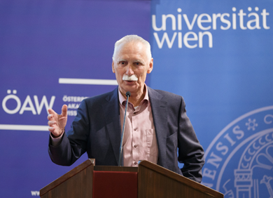 „Einstein hat sich immer wieder in mein Buch „Sie nannten sich der Wiener Kreis“ hineingedrängt, schließlich ist er in jedem Kapitel aufgetaucht“, erklärte Karl Sigmund – so entstand die Idee zu einem Film. © ÖAW/Elia Zilberberg