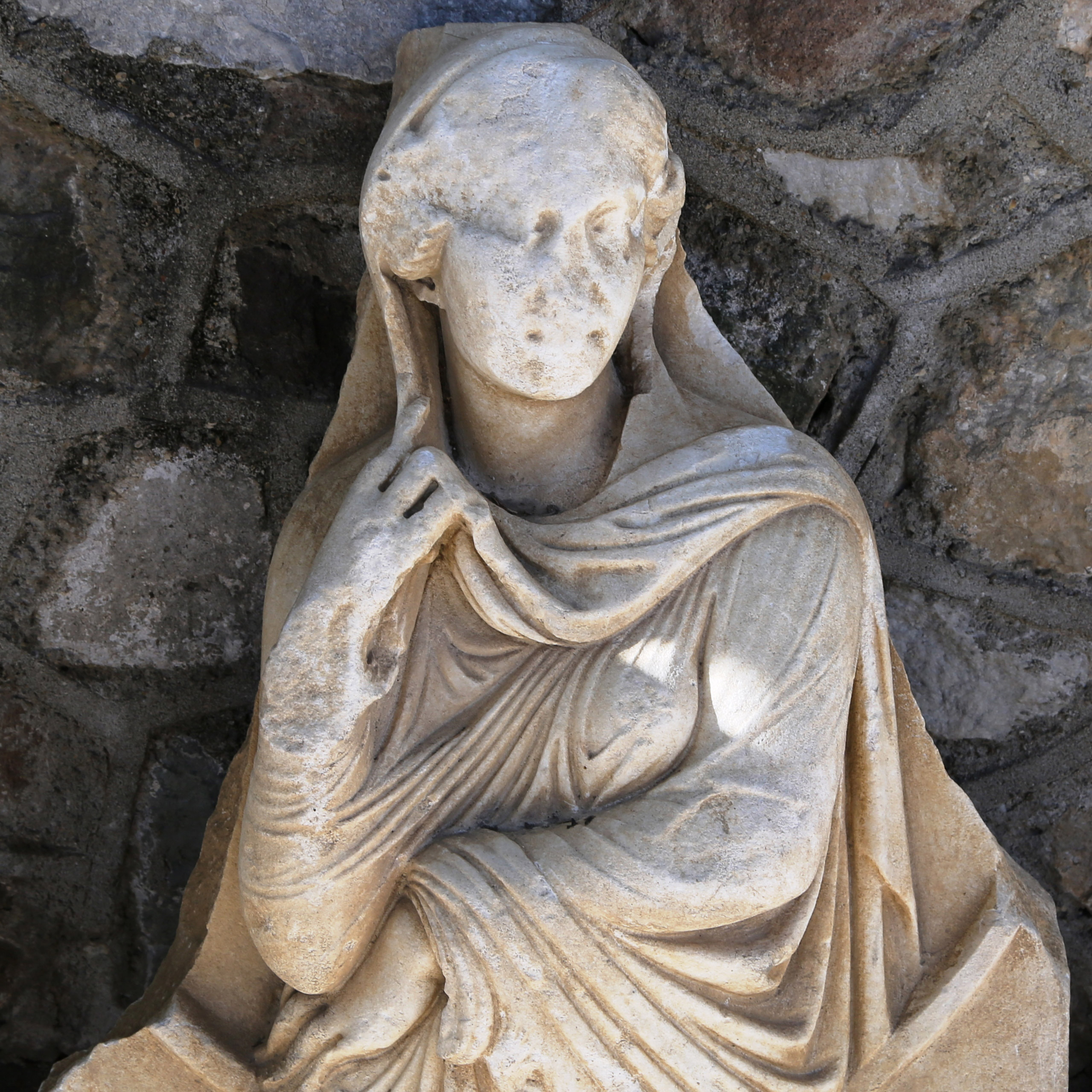 Kaiserzeitliche Grabstele mit der Darstellung einer Pudicitia im Museum von Manisa © Ergün Lafli