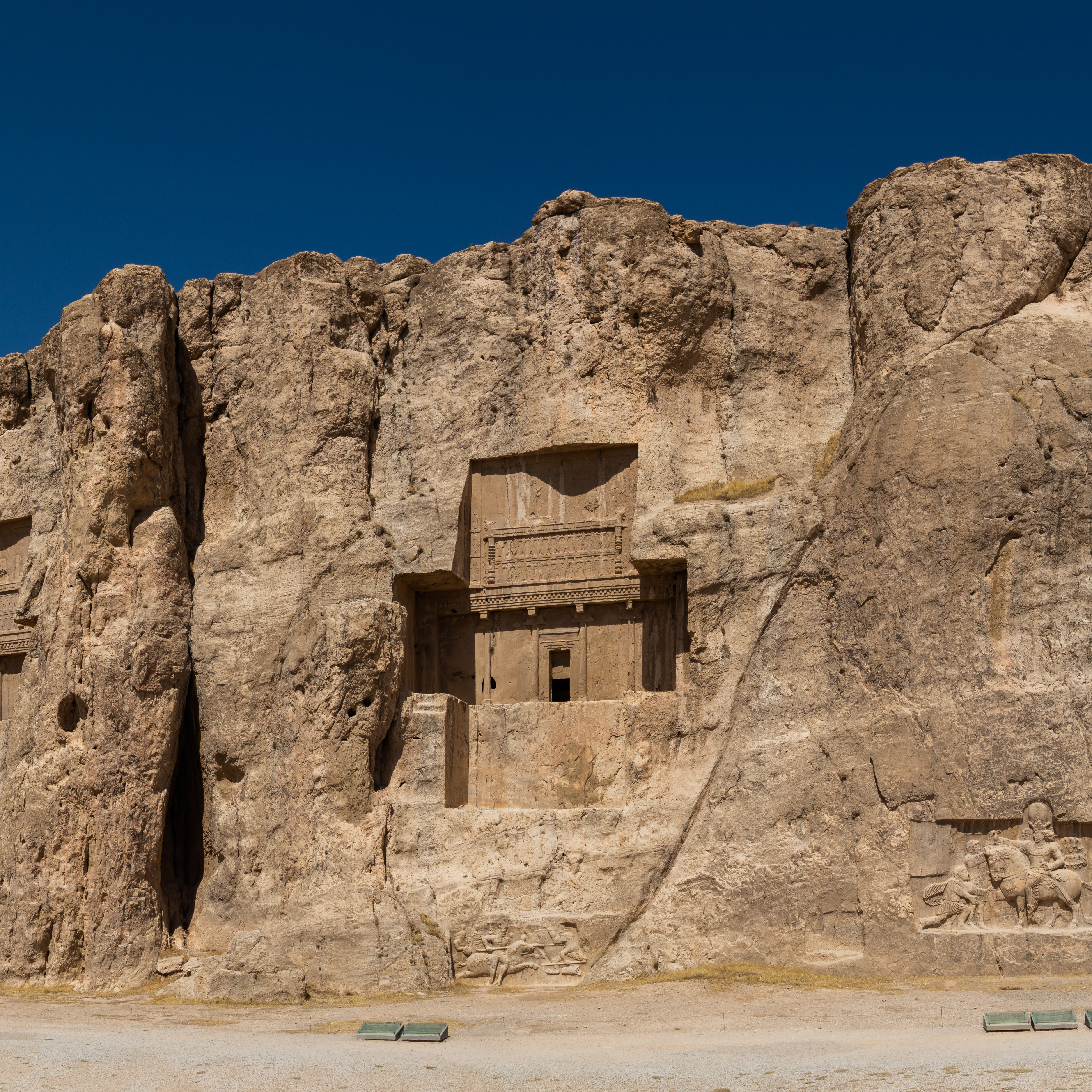 Nekropole Naqsh-e Rustam © Wikimedia/CC BY-SA 4.0/Diego Delso Nekropole Naqsh-e Rustam © Wikimedia/CC BY-SA 4.0/Diego Delso