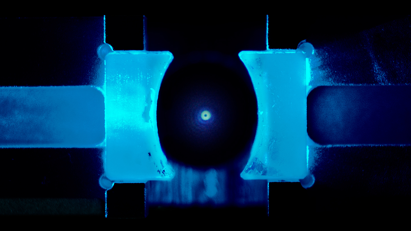 Anfang 2020 gelang es einem Team um Markus Aspelmeyer zum ersten Mal ein schwebendes Nanoteilchen in den Quantengrundzustand zu kühlen.