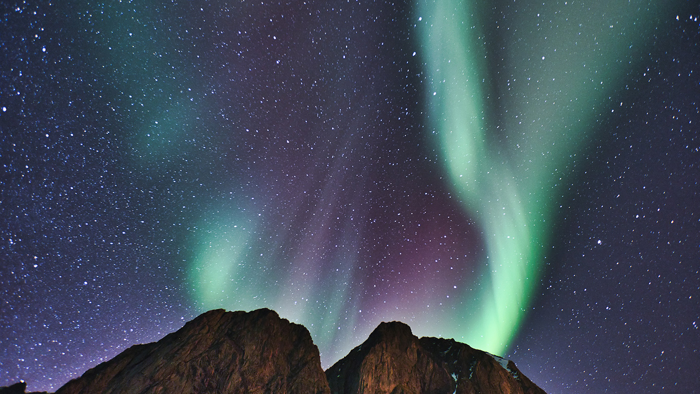 Abbildung der Nordlichter, eines mit freiem Auge sichtbaren Phänomens des Erd-Magnetfelds. 