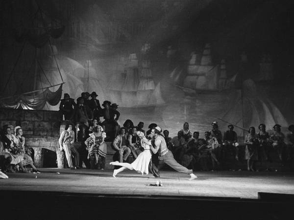 Ballet im Moskauer Boschoi-Theater 1943 © Wikimedia/ CC-BY-SA 3.0 /RIA Novosti archive, image #941010 / Anatoliy Garanin 